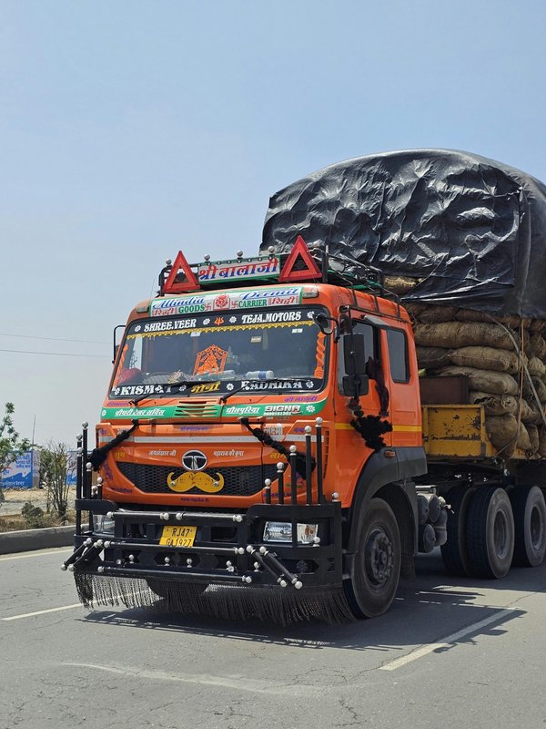 Bâche de camion sur mesure : la qualité au service de vos besoins